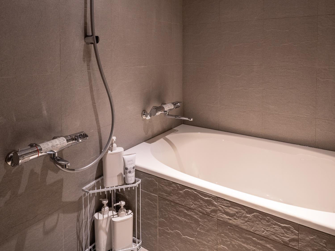 Bathroom 2, La luna, Yomitan
