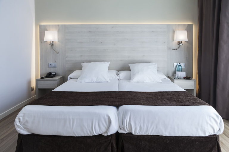 Bedroom 2, Hotel Helios, Girona