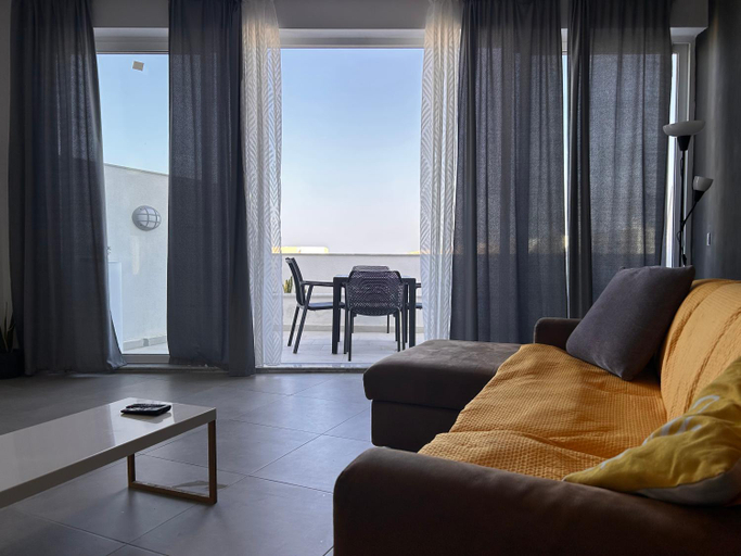 5, Qawra penthouse 4person AC+wifi, Saint Paul's Bay