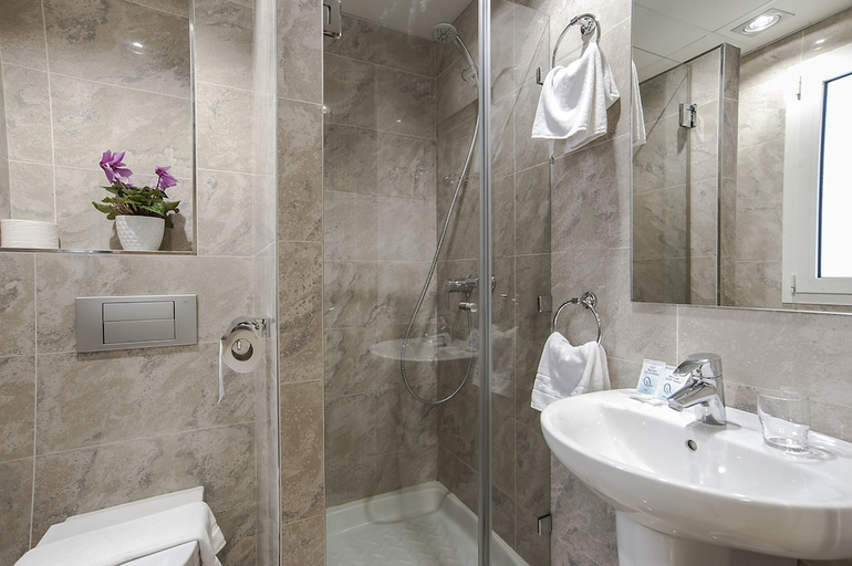 Bathroom 3, IRAIPE HOSTAL IZAGA, Navarra