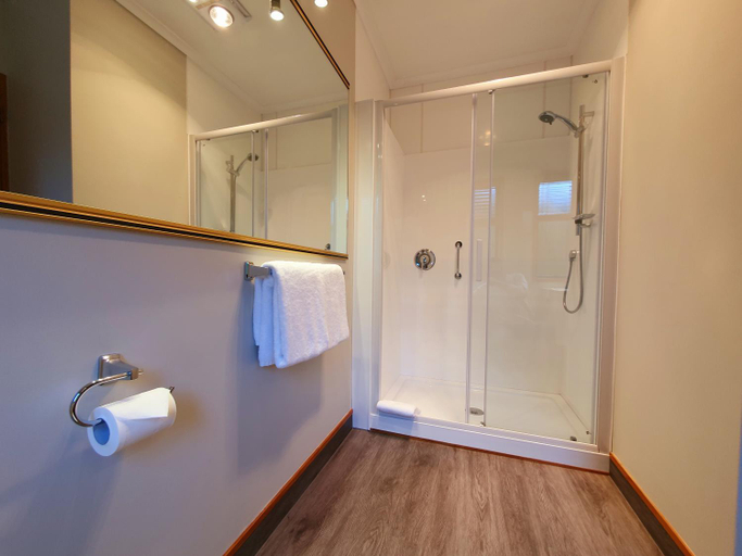 Bathroom 4, Fitzherbert Castle Motel, Palmerston North