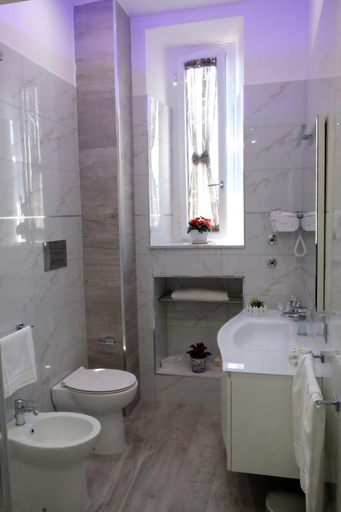 Bathroom 2, Elegance B&B, Napoli