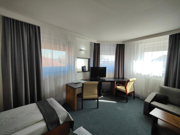 Others 4, Hotel P7, Lucenec