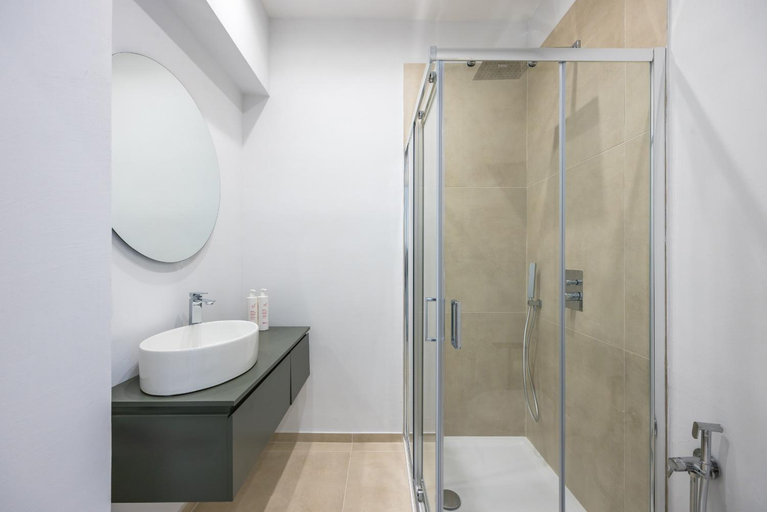 Bathroom 3, Montesanto View Rooms by Wonderful Italy, Napoli