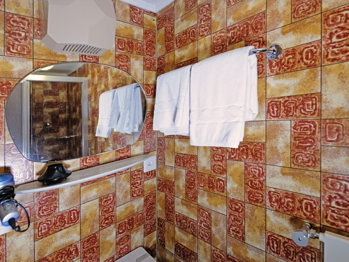 Bathroom 2, Hotel Alphubel, Visp