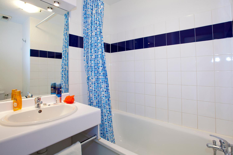 Bathroom 3, Séjours et Affaires Lyon Saint Nicolas, Rhône