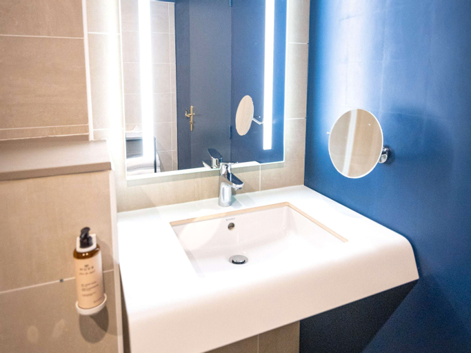 Bathroom 10