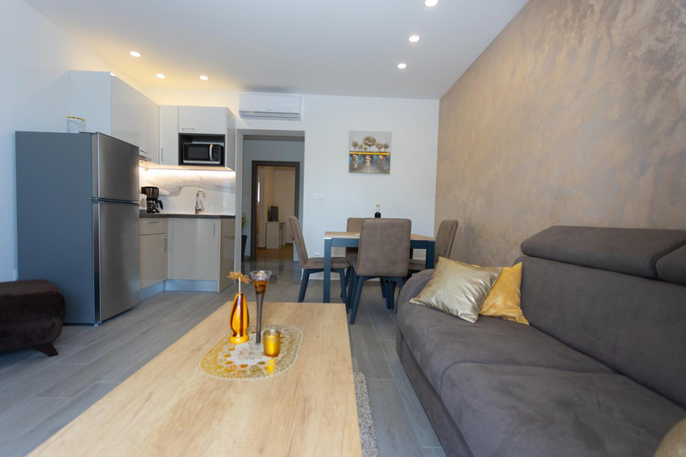 Others 5, Apartments Vicin, Brela