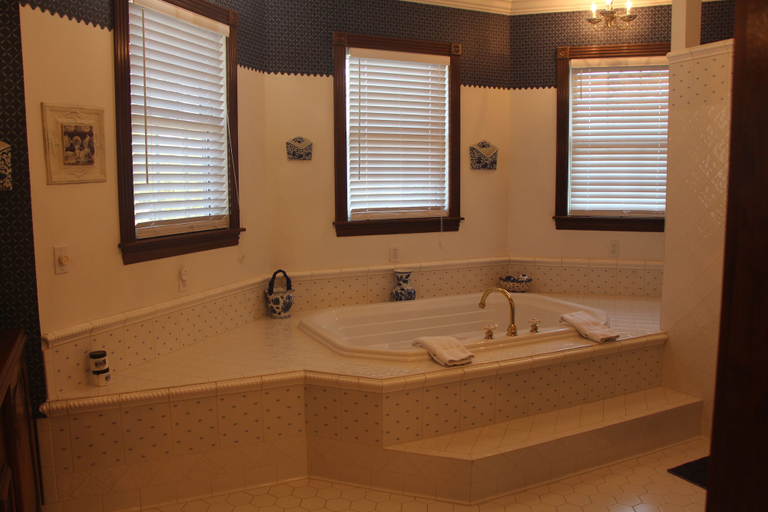 Bathroom 3, Apple Crest Inn, Benton