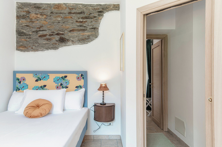 Bedroom 3, Lost in Paradise, Como