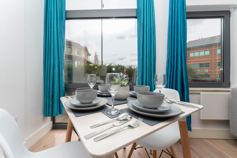 Others 4, One bed flat with additional double mattress suitable for 4, London