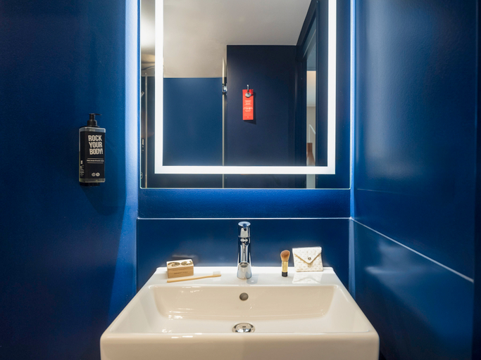 Bathroom 3, ibis Paris Gare Montparnasse Catalogne, Paris