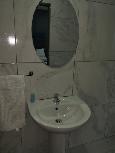 Bathroom 4, Van Dyk guest house, Ekurhuleni
