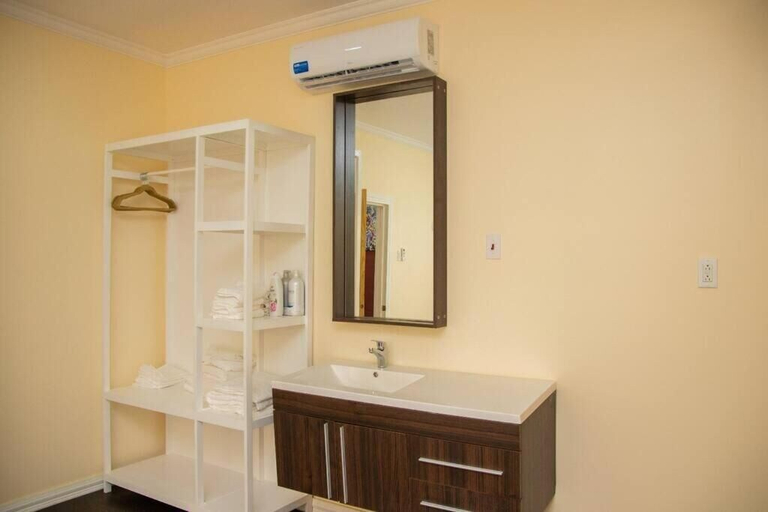 Bathroom 1, Carmichael Suites, City of Georgetown