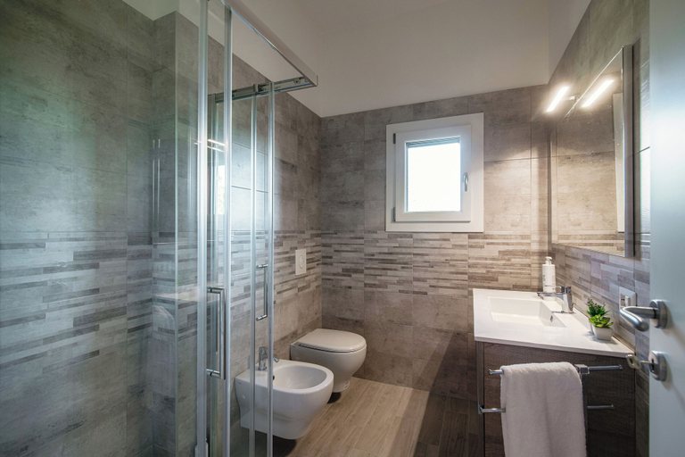 Bathroom 4, Montorfano by the Lake, Como