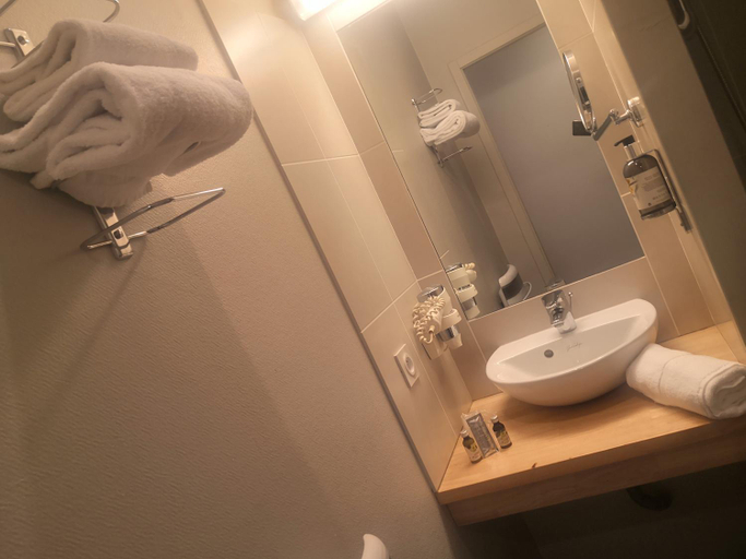 Bathroom 4, Logis Hôtel Le Nouvel, Drôme