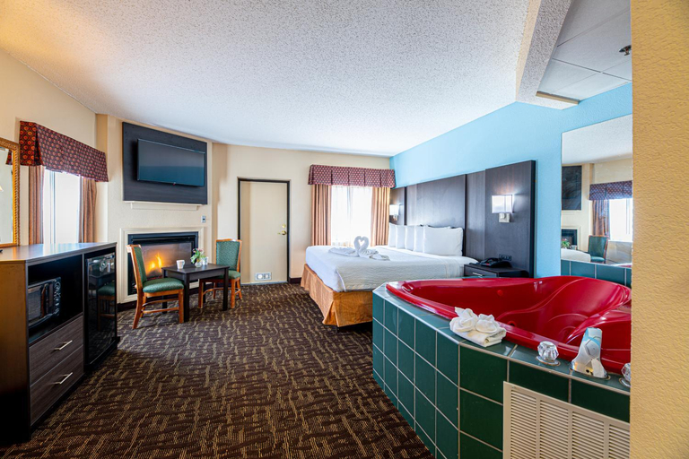 Bedroom 3, River Bend Inn - Pigeon Forge, Sevier