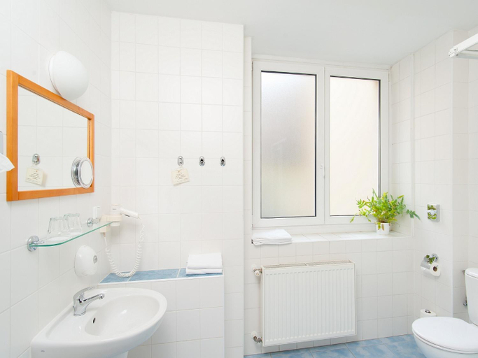 Bathroom 4, Cloister Inn Hotel, Praha 1