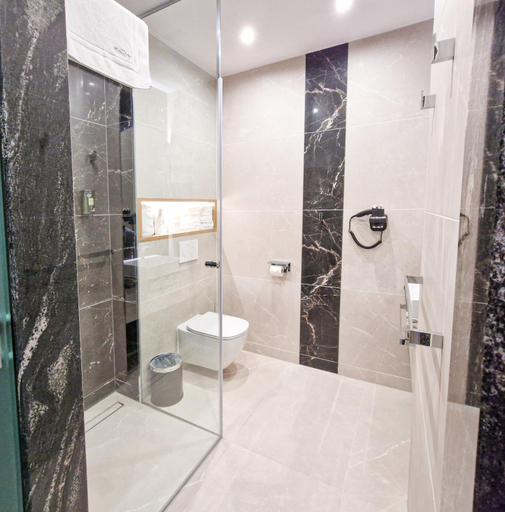 Bathroom 4, Arkas, Opole