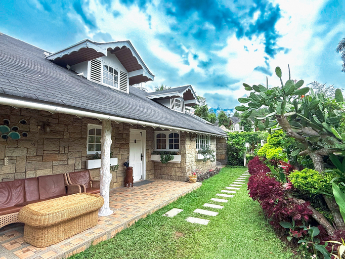Villa Puncak 4 Kamar Karoke Kolam Jacuzzi Pet Friendly by Sakala Home, Bogor