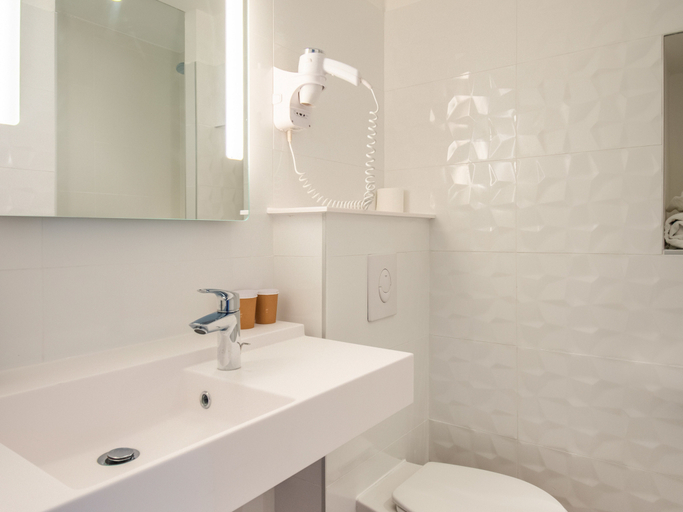 Bathroom 5, ibis Styles Toulouse Blagnac Airport, Haute-Garonne