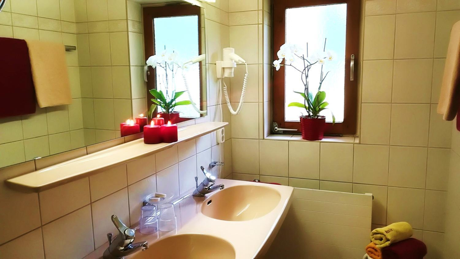 Bathroom 2, Apart Hotel Garni Austria, Schwaz