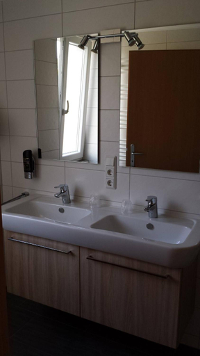 Bathroom 2, Hotel & Restaurant Mowchen, Aurich