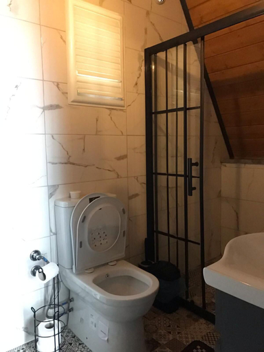 Bathroom 2, Aşiyan Bungalov No 3, Izmit