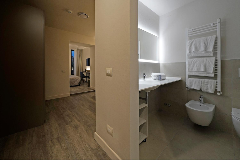 Bathroom 4, Hotel Du Lac, Brescia