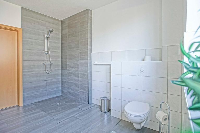 Bathroom 4, Haff-Ostseeferienhausapartment Erdgeschoß, Vorpommern-Greifswald