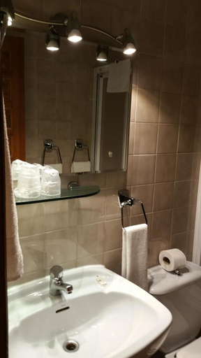 Bathroom 5, Hostal El Panadero, Segovia