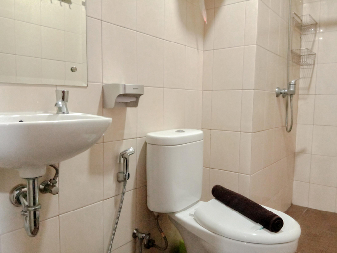 Bathroom 5, Spacious Luxury 1BR at Vida View Makassar Apartment By Travelio, Makassar