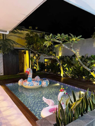 Swimming Pool 13