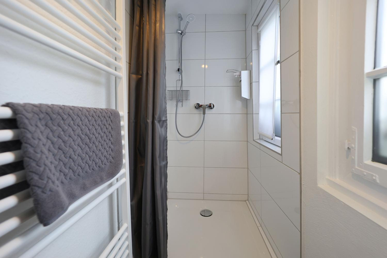 Bathroom 2, THE CORNISH ARMS Guest House, Solingen
