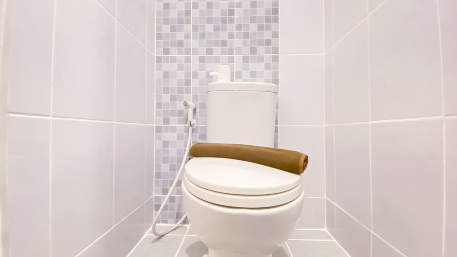 Bathroom 5, Cozy Minimalist Studio Apartment Tokyo Riverside PIK 2 By Travelio, Tangerang
