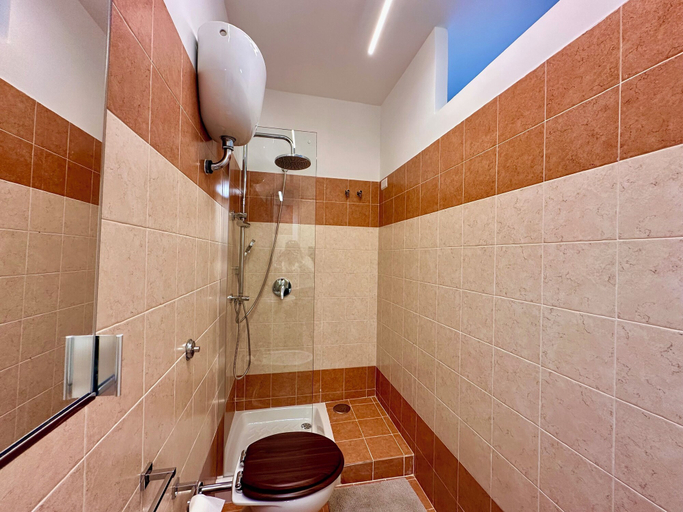 Bathroom 4, Life in Naples, Napoli