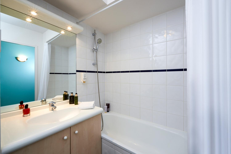 Bathroom 3, Adagio Access Strasbourg Illkirch Aparthotel, Bas-Rhin
