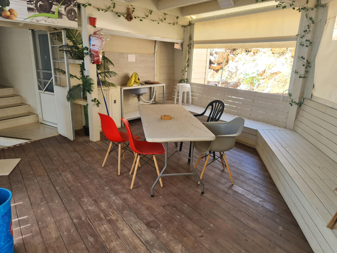 Others 5, Vida Bhermon 1, one wood Cabin