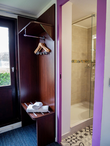 Bathroom 4, Hotel Restaurant La Chaumière Aux Mureaux-Flins, Yvelines