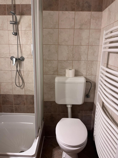 Bathroom 4, Hotel Papillon, Budapesti