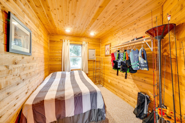 Others 4, Lakefront Wisconsin Escape w/ Boat Dock & Kayaks!, Waukesha