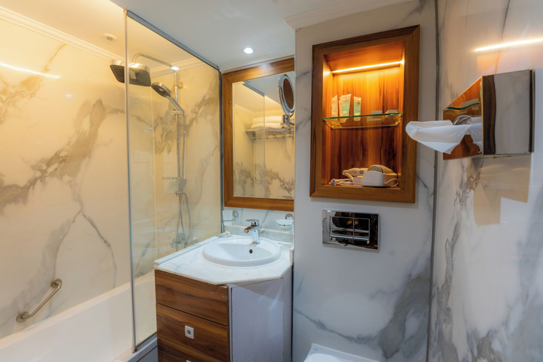 Bathroom, City and Sea Adonis, Luxor