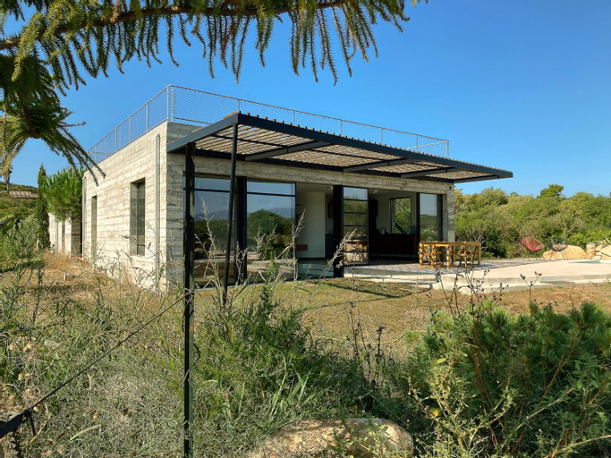 Villa esprit moderniste avec piscine, Corse-du-Sud