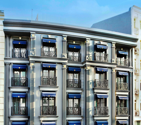 Exterior & Views