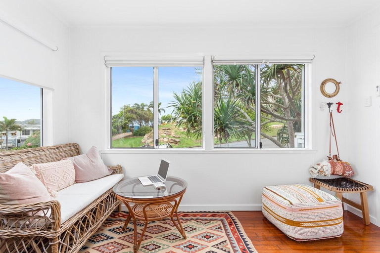 Others 5, Sleeps 10 easy walk to beach Cooee Bay Beach House, Livingstone - Pt B