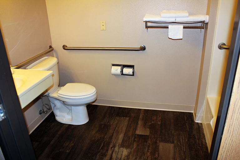 Bathroom 3, Capri Inn & Suites - Beatrice, Gage