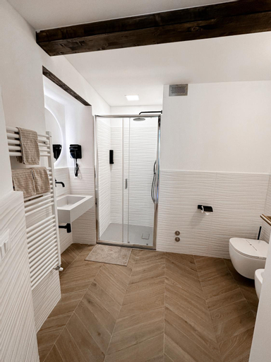 Bathroom 7
