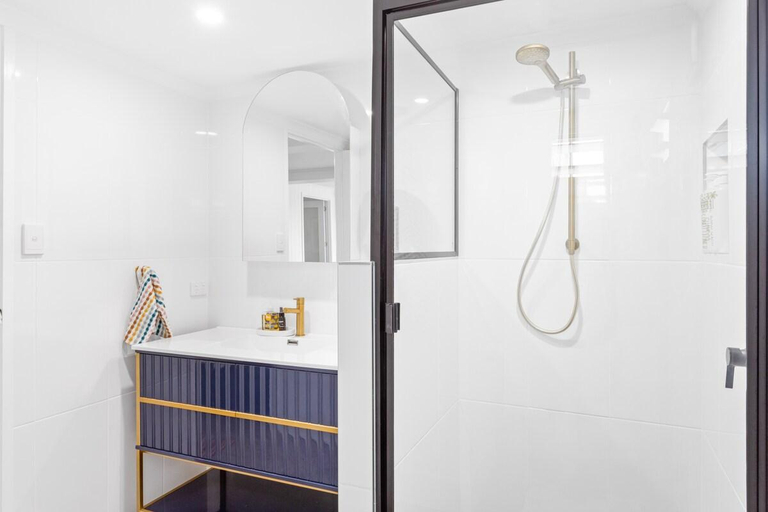 Bathroom 3, Sleeps 10 easy walk to beach Cooee Bay Beach House, Livingstone - Pt B