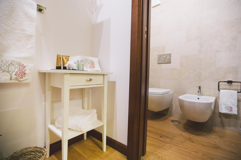 Bathroom 2, Sea View Duomo Luxury, Syracuse