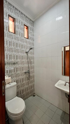 Bathroom 5, Hens Guesthouse Syariah, Bandung